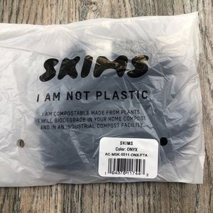 1 new, sealed SKIMS Seamless Face Mask in Onyx